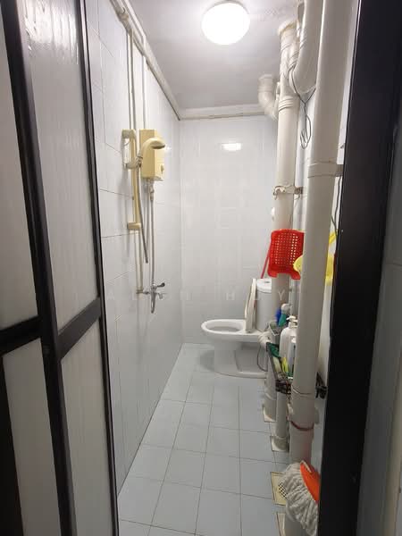 57 Lorong 5 Toa Payoh, 57 Lorong 5 Toa Payoh, Room Rental, 300 sqft, HDB Flat For Rent, by Alan Huy, 500120636 - Bathroom - PropertyGuru.com.sg