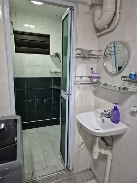 4 Lorong 7 Toa Payoh, 4 Lorong 7 Toa Payoh, 2 Bedrooms, 710 sqft, HDB Flat For Sale, by Violet Mak, 500120637 - Bathroom - PropertyGuru.com.sg