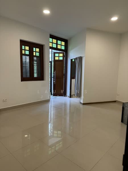 Tembeling Road, Tembeling Road, 5 Bedrooms, 2,900 sqft, Conservation House For Rent, by Laurens Joanna, 500120640 - Level 1 Masterbedroom with Attached Bath - PropertyGuru.com.sg