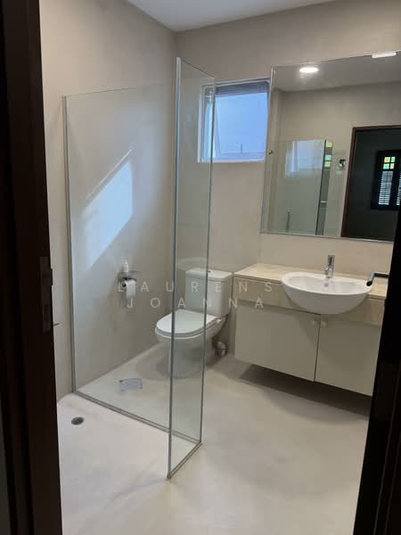 Tembeling Road, Tembeling Road, 5 Bedrooms, 2,900 sqft, Conservation House For Rent, by Laurens Joanna, 500120640 - Level 2 Master Bedroom Attached Bathroom - PropertyGuru.com.sg