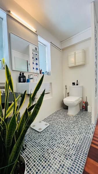 Tiong Bahru Estate, 58 Seng Poh Road, 2 Bedrooms, 797 sqft, Walk-up Apartment For Rent, by Ruby Lee, 500120644 - Bathroom - PropertyGuru.com.sg