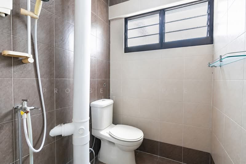 488 Jurong West Avenue 1, 488 Jurong West Avenue 1, 3 Bedrooms, 980 sqft, HDB Flat For Sale, by PROPSELLER PTE. LTD., 500120660 - Bathroom - PropertyGuru.com.sg