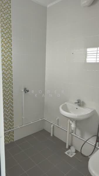 434 Tampines Street 43, 434 Tampines Street 43, 2 Bedrooms, 796 sqft, HDB Flat For Sale, by Roger Kang, 500120688 - Bathroom - PropertyGuru.com.sg