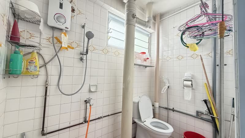 204 Jurong East Street 21, 204 Jurong East Street 21, 4 Bedrooms, 1,055 sqft, HDB Flat For Rent, by Bryan Seah Seng Ping, 500120724 - Bathroom - PropertyGuru.com.sg