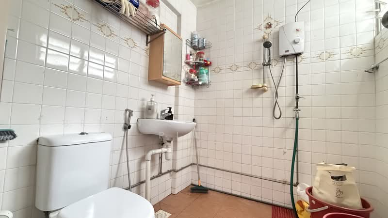 204 Jurong East Street 21, 204 Jurong East Street 21, 4 Bedrooms, 1,055 sqft, HDB Flat For Rent, by Bryan Seah Seng Ping, 500120724 - Bathroom - PropertyGuru.com.sg