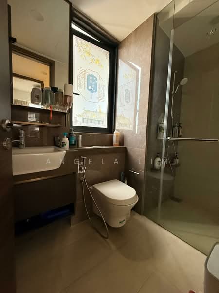 The Florence Residences, 85 Hougang Avenue 2, 3 Bedrooms, 926 sqft, Condominium For Rent, by Angela Lim, 500120726 - Well ventilated bathrooms with windows - PropertyGuru.com.sg