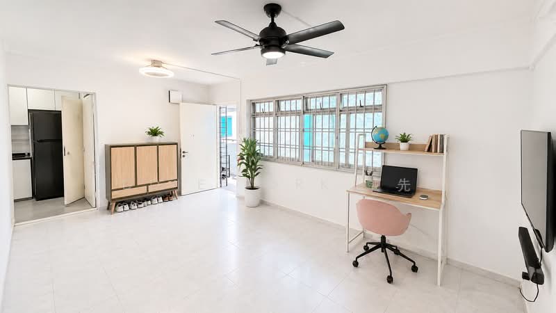 668C Jurong West Street 64, 668C Jurong West Street 64, 3 Bedrooms, 925 sqft, HDB Flat For Sale, by Eddie Tork 戴先生, 500120733 - Living Room - PropertyGuru.com.sg