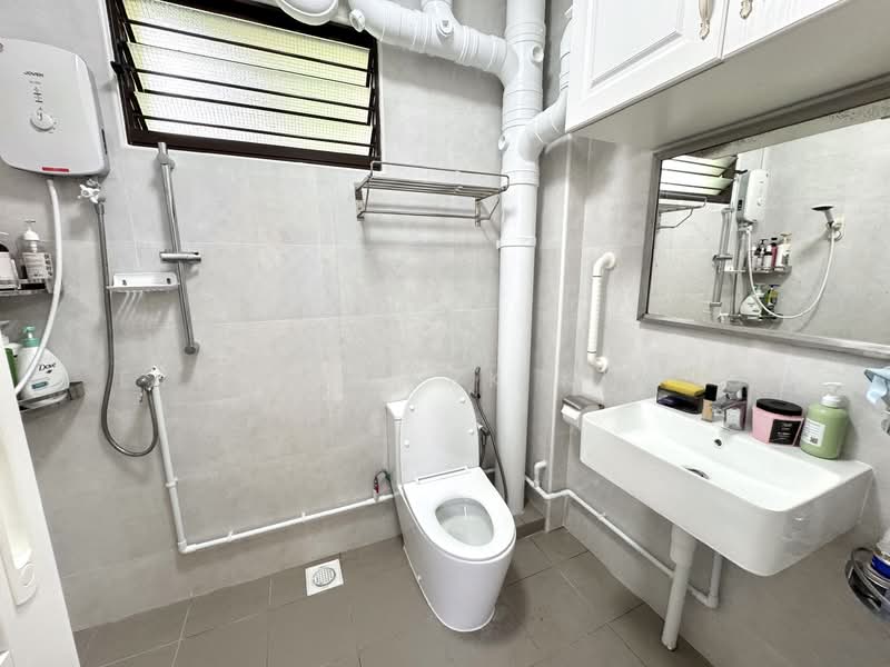 305 Tampines Street 32, 305 Tampines Street 32, 4 Bedrooms, 1,345 sqft, HDB Flat For Sale, by Ethan Mark Kheng, 500120737 - Bathroom - PropertyGuru.com.sg