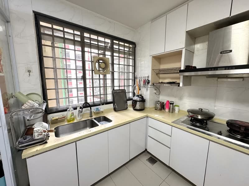 305 Tampines Street 32, 305 Tampines Street 32, 4 Bedrooms, 1,345 sqft, HDB Flat For Sale, by Ethan Mark Kheng, 500120737 - Kitchen - PropertyGuru.com.sg