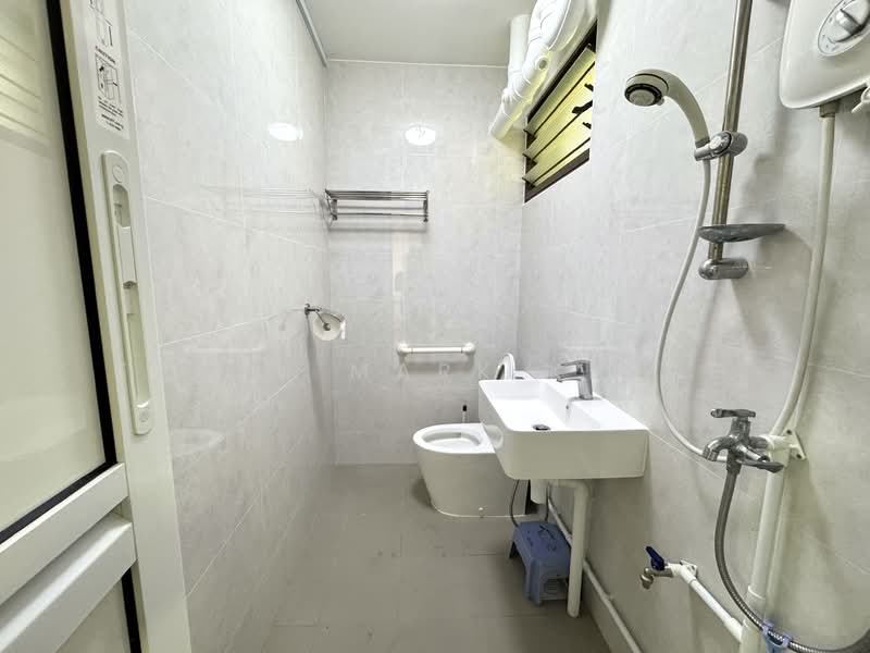 305 Tampines Street 32, 305 Tampines Street 32, 4 Bedrooms, 1,345 sqft, HDB Flat For Sale, by Ethan Mark Kheng, 500120737 - Bathroom - PropertyGuru.com.sg