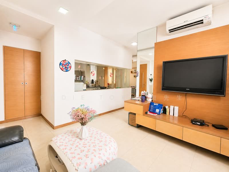 The Lakeshore, 33 Jurong West Street 41, 2 Bedrooms, 926 sqft, Condominium For Rent, by Eddie Tork 戴先生, 500120745 - Living Room - PropertyGuru.com.sg