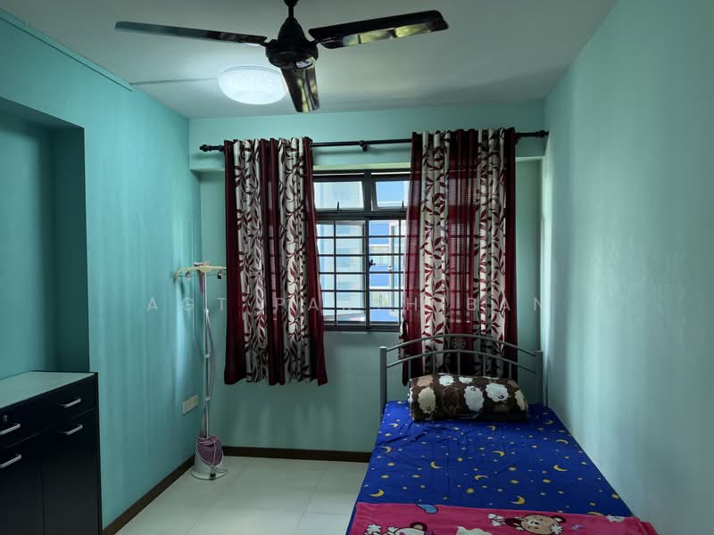 697A Jurong West Central 3, 697A Jurong West Central 3, 3 Bedrooms, 1,001 sqft, HDB Flat For Sale, by Agt Parthiban, 500120759 - Bedroom - PropertyGuru.com.sg