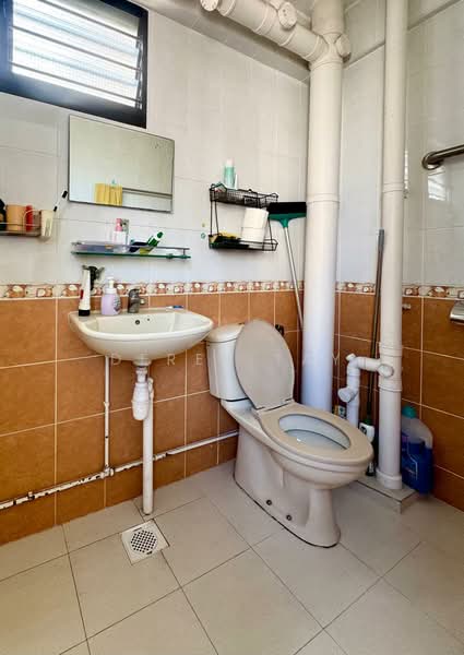 232 Yishun Street 21, 232 Yishun Street 21, 3 Bedrooms, 1,302 sqft, HDB Flat For Sale, by Derek Tay, 500120761 - Common Bathroom - PropertyGuru.com.sg