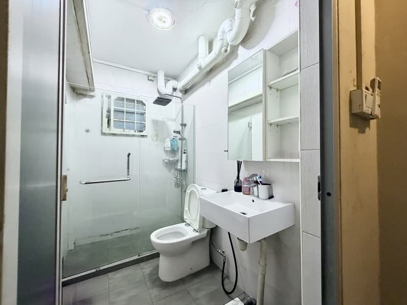 132 Rivervale Street, 132 Rivervale Street, 3 Bedrooms, 1,076 sqft, HDB Flat For Sale, by Emmy Wan, 500120765 - Bathroom - PropertyGuru.com.sg