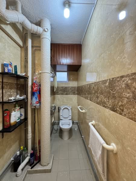 357 Bukit Batok Street 31, 357 Bukit Batok Street 31, 3 Bedrooms, 1,657 sqft, HDB Flat For Sale, by Shirley Ang, 500120776 - Bathroom - PropertyGuru.com.sg