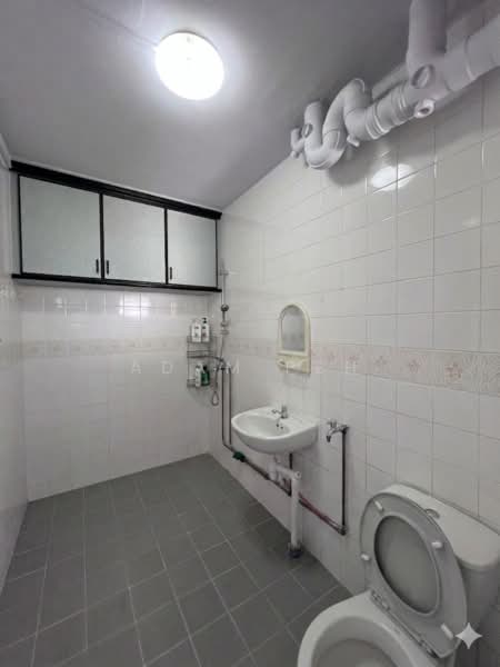 788 Choa Chu Kang North 6, 788 Choa Chu Kang North 6, 3 Bedrooms, 1,410 sqft, HDB Flat For Rent, by Adam Peh, 500120786 - Bathroom - PropertyGuru.com.sg