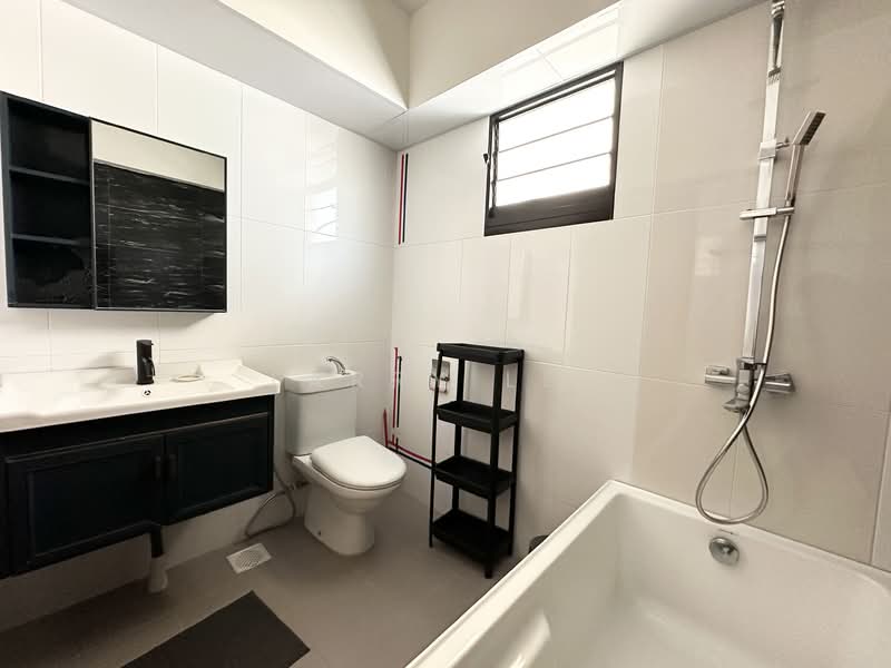 463A Bukit Batok Street 41, 463A Bukit Batok Street 41, 3 Bedrooms, 1,216 sqft, HDB Flat For Rent, by Larry Lee, 500120802 - Bathroom - PropertyGuru.com.sg