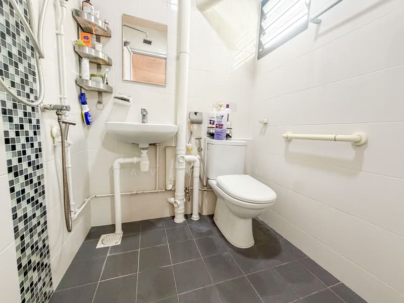 230 Serangoon Avenue 4, 230 Serangoon Avenue 4, 2 Bedrooms, 721 sqft, HDB Flat For Sale, by Gavin Heng, 500120862 - Master Bathroom - PropertyGuru.com.sg