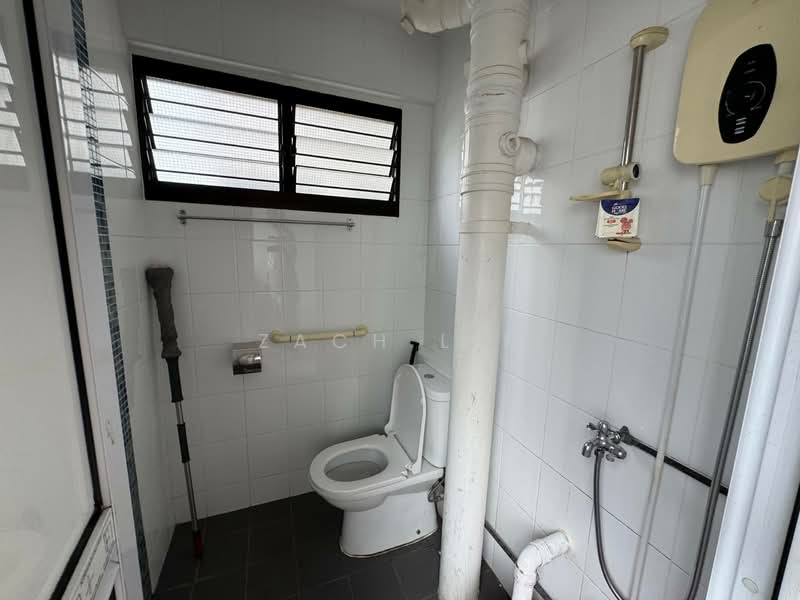 160 Yishun Street 11, 160 Yishun Street 11, 2 Bedrooms, 721 sqft, HDB Flat For Sale, by Zach Lin, 500120865 - Bathroom - PropertyGuru.com.sg