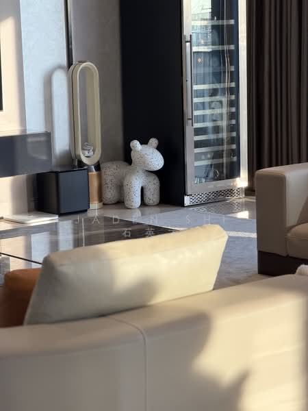 V on Shenton, 5 Shenton Way, 4 Bedrooms, 3,918 sqft, Condominium For Rent, by Jaden Shi 石英才, 500120882 - Living Room - PropertyGuru.com.sg