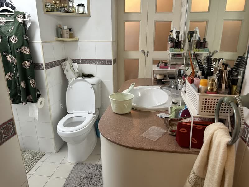 Pine Grove, 1A Pine Grove, 3 Bedrooms, 1,324 sqft, Condominium For Sale, by Shirley Ting, 500120896 - Bathroom - PropertyGuru.com.sg