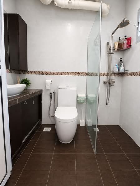 685B Jurong West Street 64, 685B Jurong West Street 64, 3 Bedrooms, 1,012 sqft, HDB Flat For Sale, by Alyson Siow, 500121027 - Bathroom - PropertyGuru.com.sg