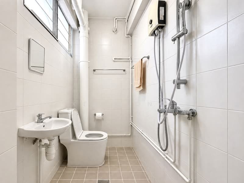 193 Bishan Street 13, 193 Bishan Street 13, 2 Bedrooms, 689 sqft, HDB Flat For Sale, by Kevin Ong, 500121034 - Common Bathroom - PropertyGuru.com.sg