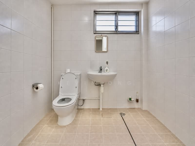 193 Bishan Street 13, 193 Bishan Street 13, 2 Bedrooms, 689 sqft, HDB Flat For Sale, by Kevin Ong, 500121034 - Master Bathroom - PropertyGuru.com.sg