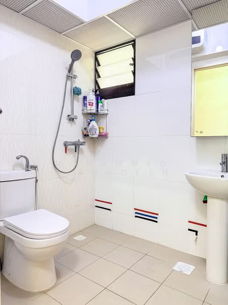 998B Buangkok Crescent, 998B Buangkok Crescent, 3 Bedrooms, 1,001 sqft, HDB Flat For Sale, by Mohammed Fiajudeen, 500121043 - Bathroom - PropertyGuru.com.sg