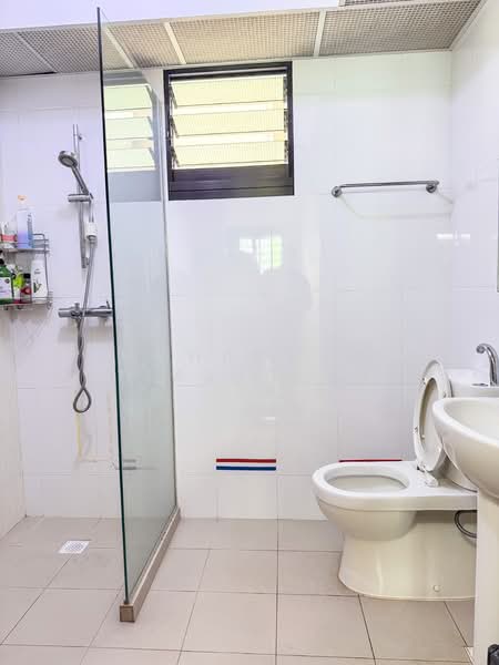 998B Buangkok Crescent, 998B Buangkok Crescent, 3 Bedrooms, 1,001 sqft, HDB Flat For Sale, by Mohammed Fiajudeen, 500121043 - Bathroom - PropertyGuru.com.sg