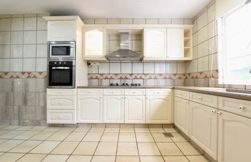 Gentle Villas, Gentle Drive, 5 Bedrooms, 7,382 sqft, Detached House For Rent, by Lynda Teo, 500121073 - Kitchen - PropertyGuru.com.sg