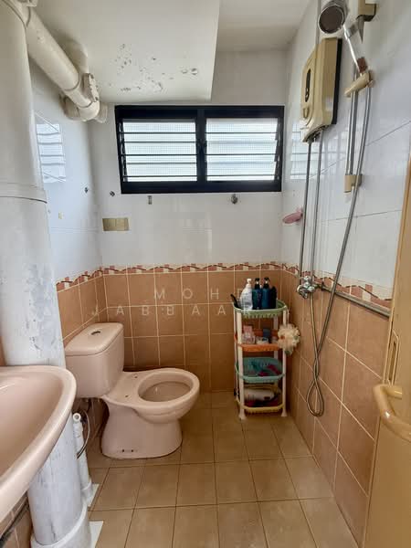 554 Bedok North Street 3, 554 Bedok North Street 3, 2 Bedrooms, 731 sqft, HDB Flat For Sale, by Mohd Jabbaar Bin Kamsani, 500121075 - Bathroom - PropertyGuru.com.sg
