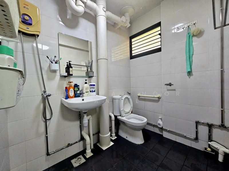 102 Jalan Dusun, 102 Jalan Dusun, 3 Bedrooms, 1,270 sqft, HDB Flat For Rent, by Muhammad Noor Danial, 500121086 - Bathroom - PropertyGuru.com.sg