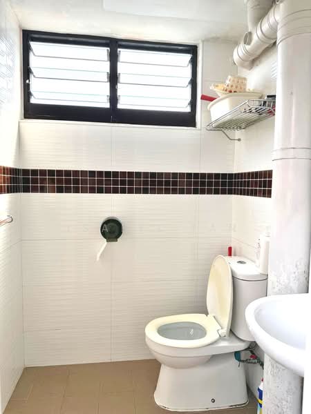 335 Clementi Avenue 2, 335 Clementi Avenue 2, 3 Bedrooms, 990 sqft, HDB Flat For Sale, by Isabel Tan, 500121107 - Bathroom - PropertyGuru.com.sg