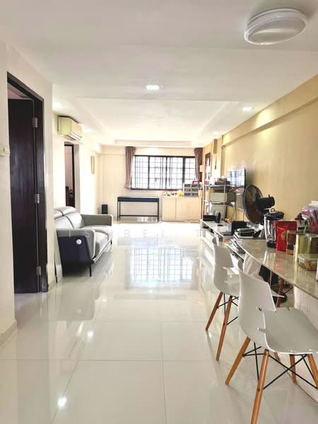 335 Clementi Avenue 2, 335 Clementi Avenue 2, 3 Bedrooms, 990 sqft, HDB Flat For Sale, by Isabel Tan, 500121107 - Living Room - PropertyGuru.com.sg