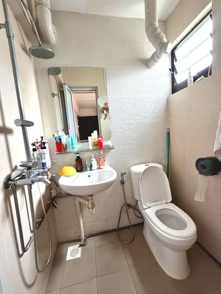 335 Clementi Avenue 2, 335 Clementi Avenue 2, 3 Bedrooms, 990 sqft, HDB Flat For Sale, by Isabel Tan, 500121107 - Bathroom - PropertyGuru.com.sg