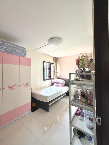 335 Clementi Avenue 2, 335 Clementi Avenue 2, 3 Bedrooms, 990 sqft, HDB Flat For Sale, by Isabel Tan, 500121107 - Bedroom - PropertyGuru.com.sg