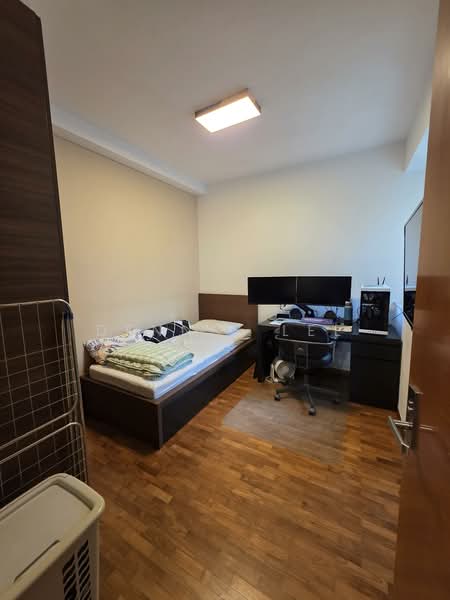 Queens, 12 Stirling Road, 3 Bedrooms, 1,184 sqft, Condominium For Sale, by Dennis Lee, 500121109 - Bedroom - PropertyGuru.com.sg