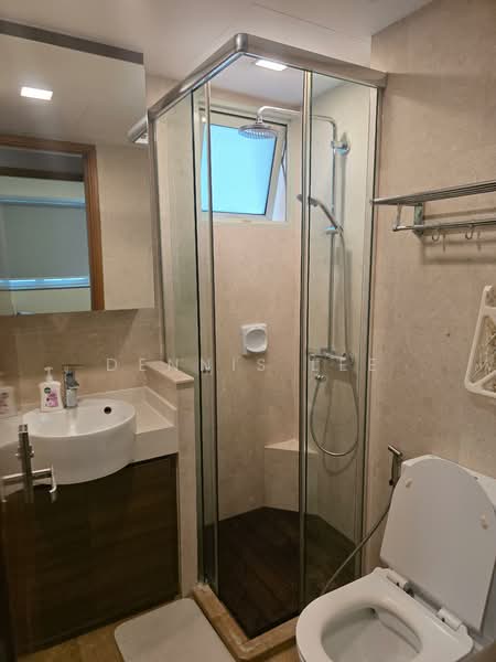 Queens, 12 Stirling Road, 3 Bedrooms, 1,184 sqft, Condominium For Sale, by Dennis Lee, 500121109 - Bathroom - PropertyGuru.com.sg