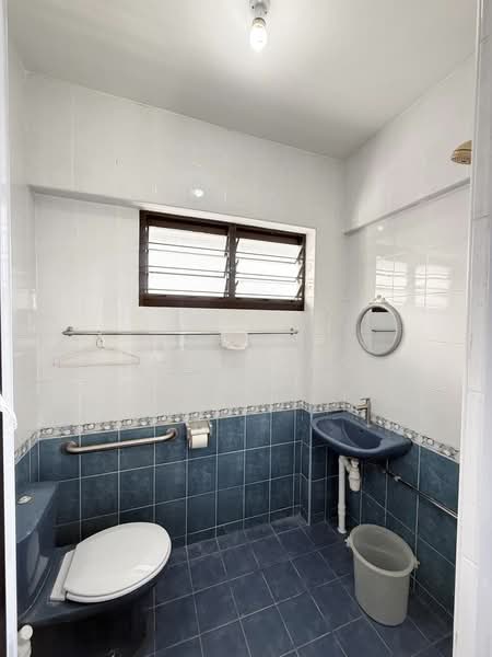611 Clementi West Street 1, 611 Clementi West Street 1, 2 Bedrooms, 721 sqft, HDB Flat For Rent, by KC Chong, 500121121 - Bathroom - PropertyGuru.com.sg