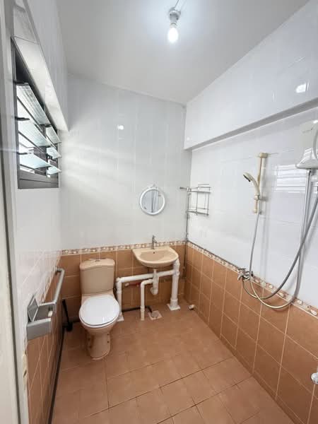 611 Clementi West Street 1, 611 Clementi West Street 1, 2 Bedrooms, 721 sqft, HDB Flat For Rent, by KC Chong, 500121121 - Bathroom - PropertyGuru.com.sg
