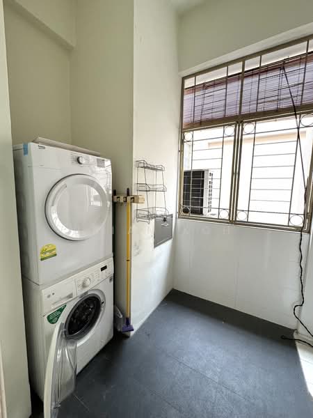 Kentish Lodge, 3 Oxford Road, 2 Bedrooms, 936 sqft, Apartment For Sale, by Brian Koh, 500121172 - Service yard - PropertyGuru.com.sg