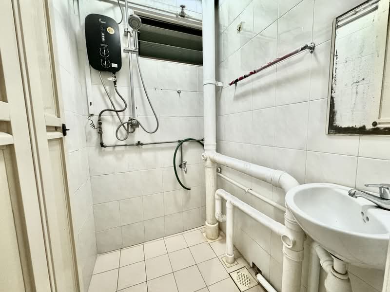 207 Toa Payoh North, 207 Toa Payoh North, 2 Bedrooms, 818 sqft, HDB Flat For Sale, by Heidi Ho, 500121200 - Bathroom - PropertyGuru.com.sg