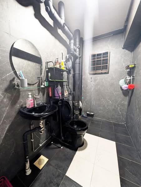 469 Choa Chu Kang Avenue 3, 469 Choa Chu Kang Avenue 3, 3 Bedrooms, 1,292 sqft, HDB Flat For Sale, by Nic Tan, 500121244 - Bathroom - PropertyGuru.com.sg