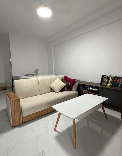 445 Tampines Street 42, 445 Tampines Street 42, Room Rental, 150 sqft, HDB Flat For Rent, by Sheela Ferozkhan, 500121250 - Living Room - PropertyGuru.com.sg