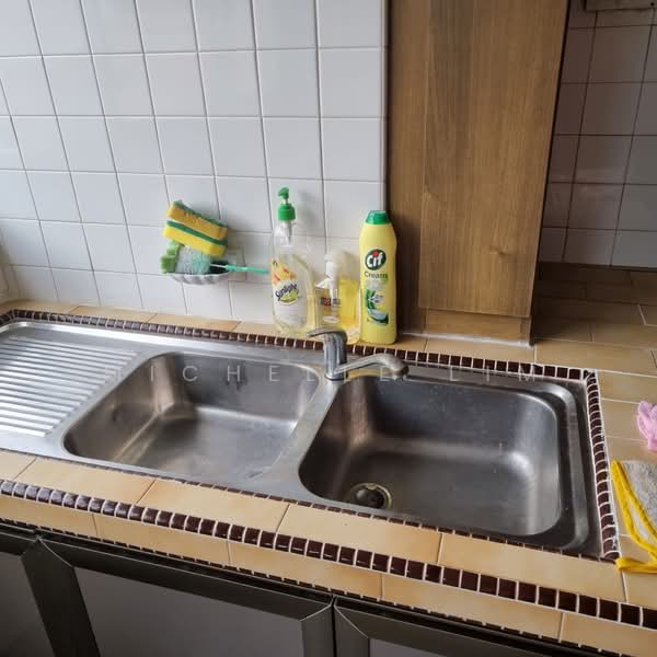 348 Bukit Batok Street 34, 348 Bukit Batok Street 34, 3 Bedrooms, 904 sqft, HDB Flat For Rent, by Michelle Lim, 500121274 - Kitchen - PropertyGuru.com.sg