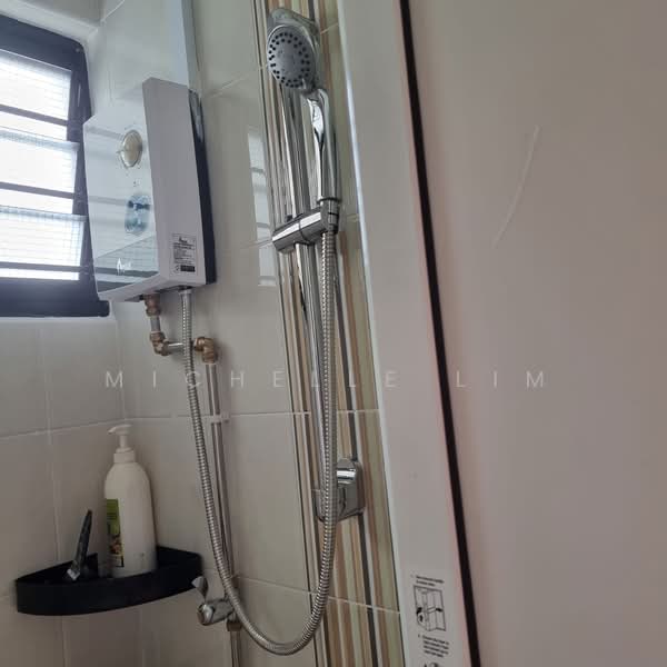 348 Bukit Batok Street 34, 348 Bukit Batok Street 34, 3 Bedrooms, 904 sqft, HDB Flat For Rent, by Michelle Lim, 500121274 - Bathroom - PropertyGuru.com.sg