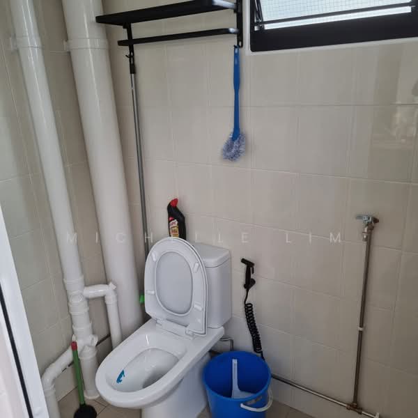 348 Bukit Batok Street 34, 348 Bukit Batok Street 34, 3 Bedrooms, 904 sqft, HDB Flat For Rent, by Michelle Lim, 500121274 - Bathroom - PropertyGuru.com.sg
