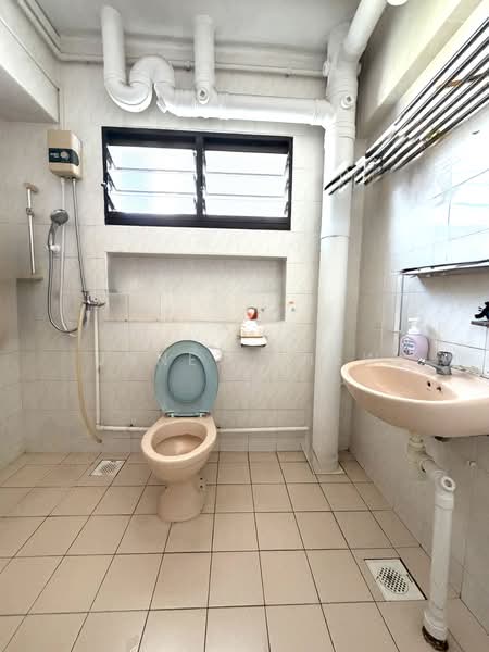 748 Woodlands Circle, 748 Woodlands Circle, 3 Bedrooms, 1,108 sqft, HDB Flat For Sale, by Janet Chew, 500121276 - Bathroom - PropertyGuru.com.sg