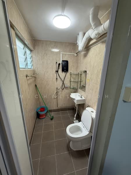 451 Tampines Street 42, 451 Tampines Street 42, 3 Bedrooms, 904 sqft, HDB Flat For Rent, by Michelle Toh, 500121286 - Bathroom - PropertyGuru.com.sg